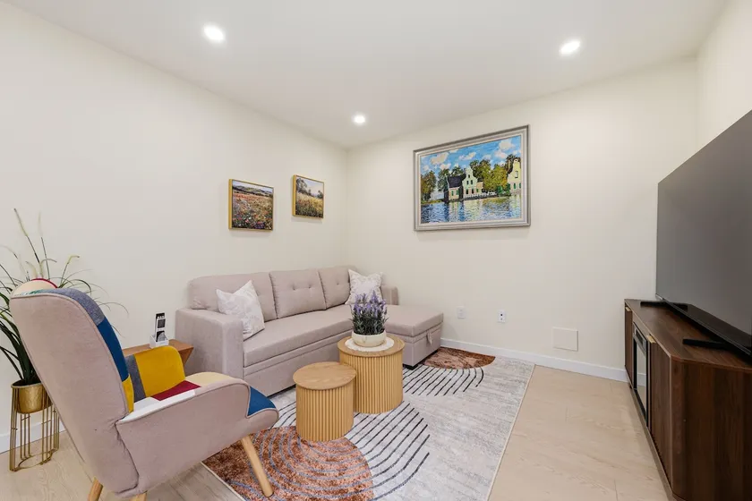 Luxurious 2BR Garden Suite | Cozy & Fully Equipped - Image 1