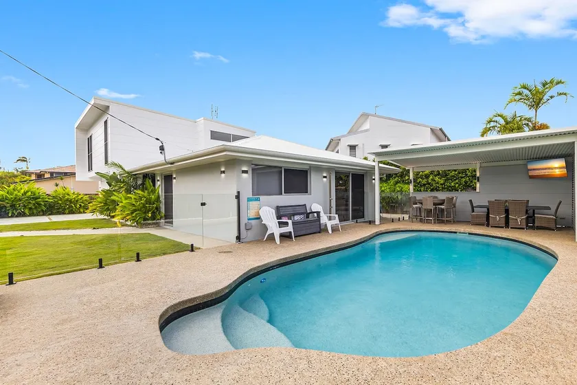 Spacious 4-Bed Coastal Home with Pool - Image 1