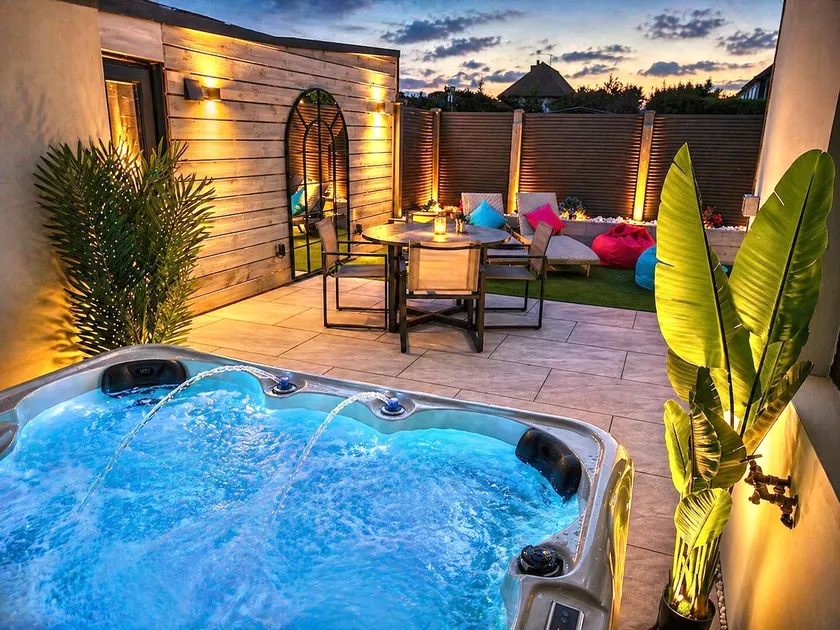 Island-Style Beach Retreat - Hot Tub & Sauna Bliss - Close to AFC Bournemouth - Close to Town and Beaches - Image 1
