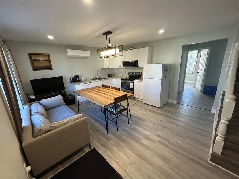 Modern Queen St Duplex 4BRs - Image 1