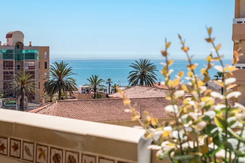 Cosy Coastal Haven | Sea Views & Modern Comfort - Image 1