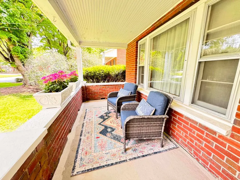 *Newly Renovated* Easily walkable to Downtown! - Image 1