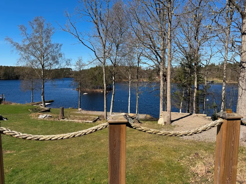 Cabin by a peaceful lake - Image 1