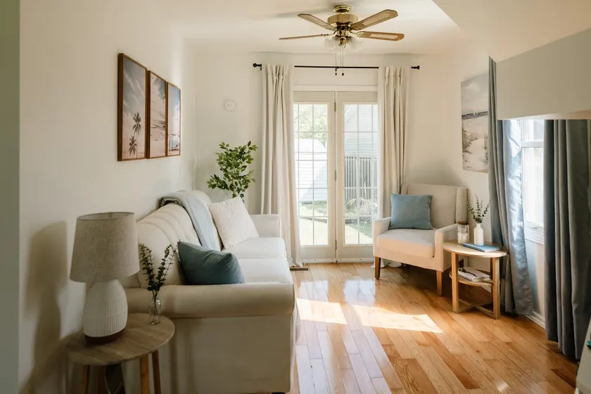 Lakeside Cottage Escape Near Port Alma | Sleeps 6 - Image 1