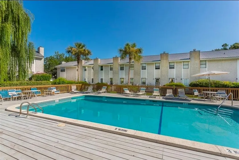 Steps to pool• short drive to pier• off causeway - Image 1