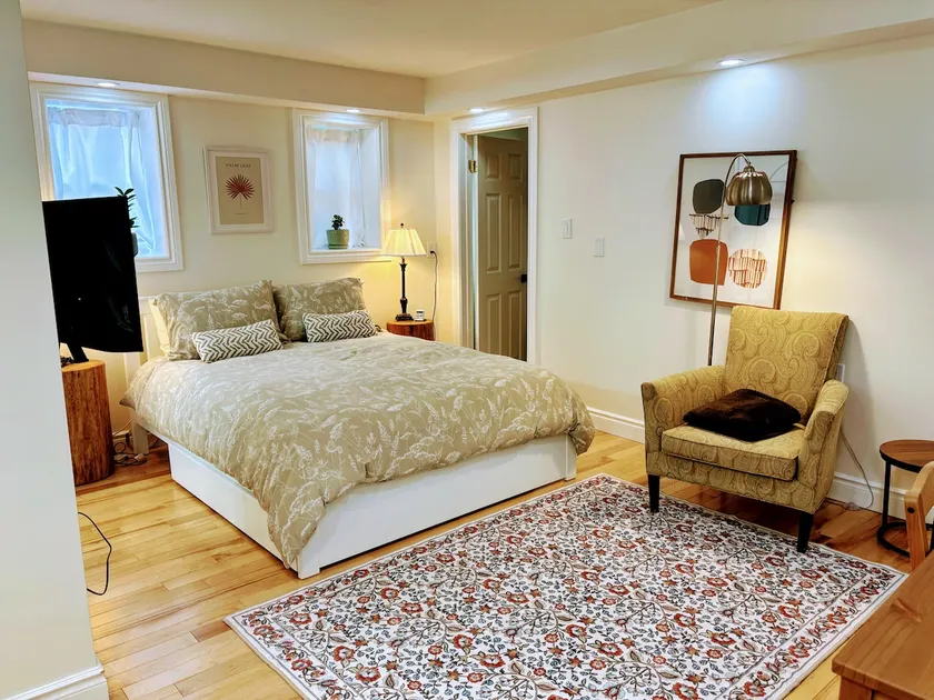 Private Walkable Ground Floor Studio with Parking - Image 1