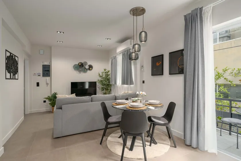 Modern residence in Egaleo - Image 1