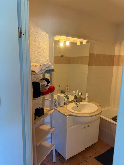 Secure residence with pool and gym, - Image 1