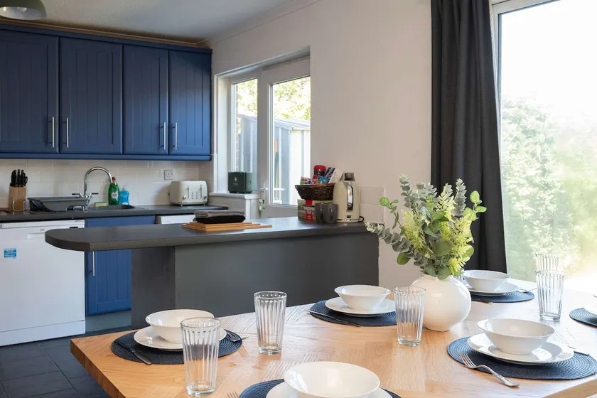 Stylish 3-Bed Home with Garden, Pet Friendly - Image 1