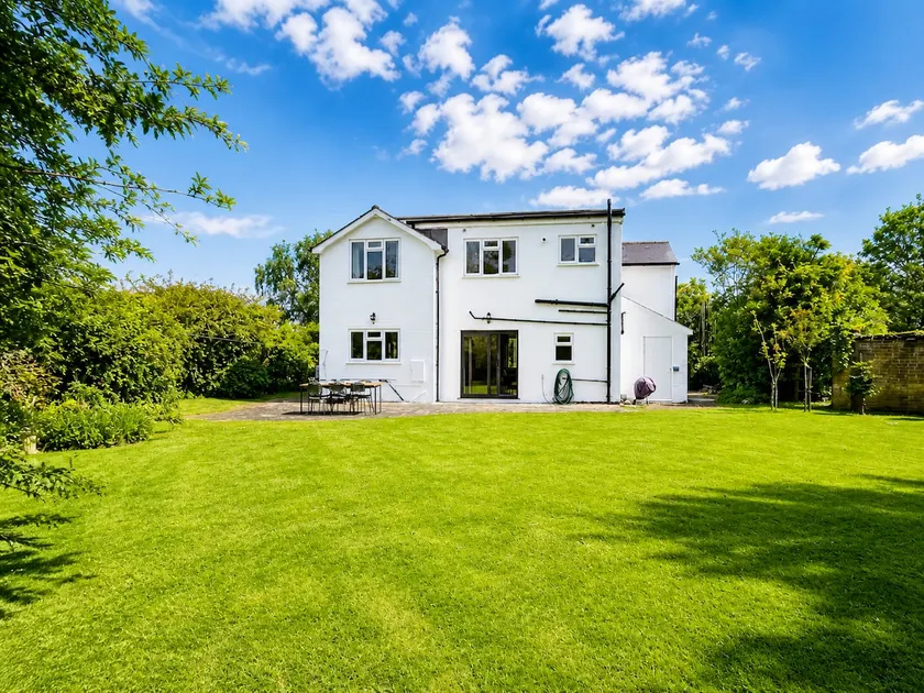 White House with sea views, 2 minute walk to Pett Level beach - Image 1