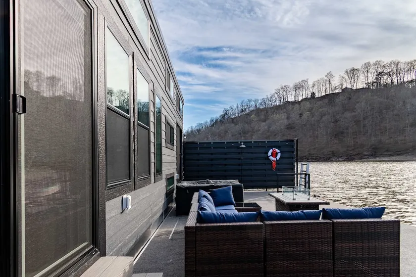 Dock Holiday - Unique Floating House on Cumberland - Image 1