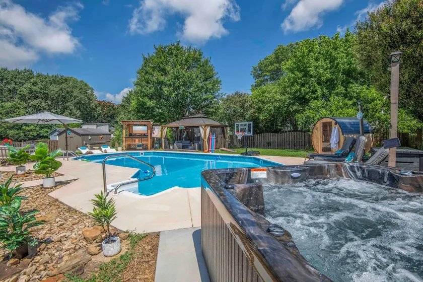 Knoxville Escape - Pool, Hot Tub, Sauna -Sleeps 15 - Image 1