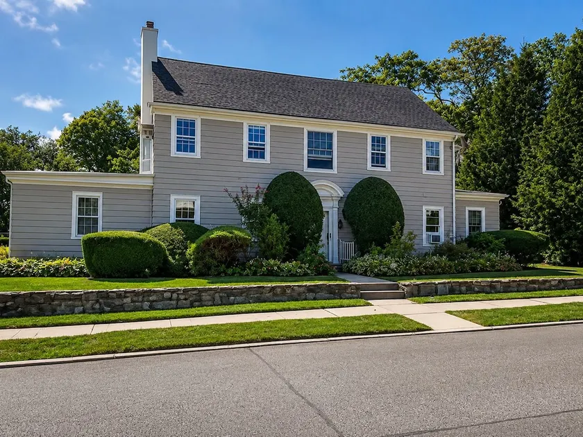 Spacious Colonial Retreat | Free Parking |Near NYC - Image 1