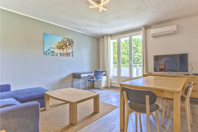 3 bedrooms, free parking, air conditioning, close to campus - Image 1