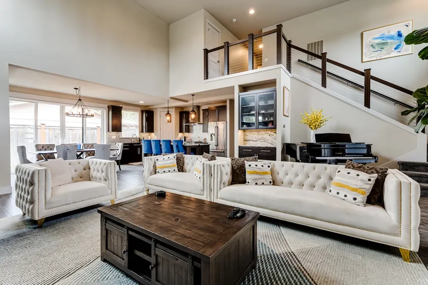 Exclusive Luxury Retreat Near UO & Autzen - Image 1