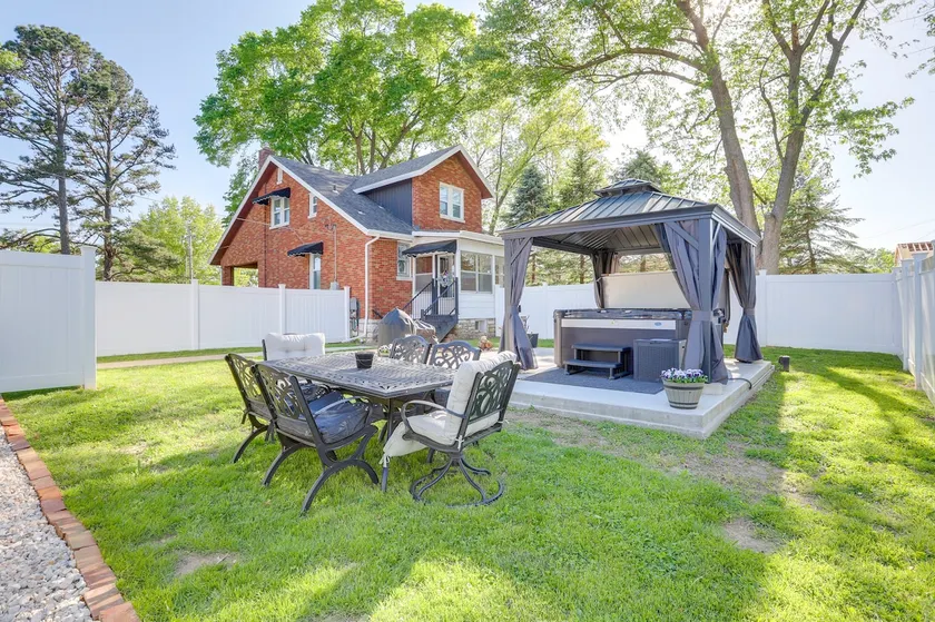 Hot Tub, Grill & Games! Family Getaway in St Louis - Image 1