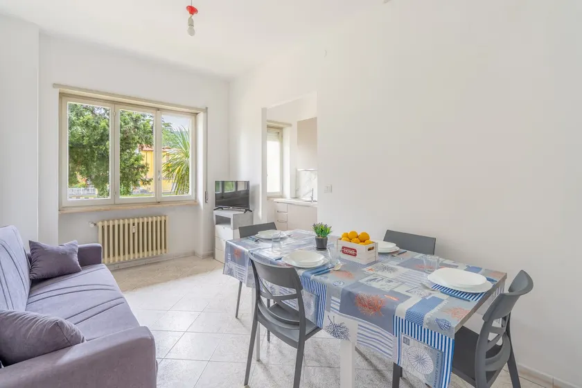 Bright Flat with Large Balcony, Near Beach - Image 1