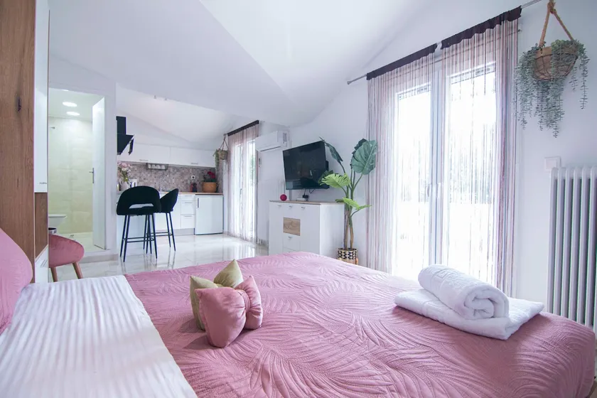 Charming Studio with BBQ Near Airport & Old Town - Image 1