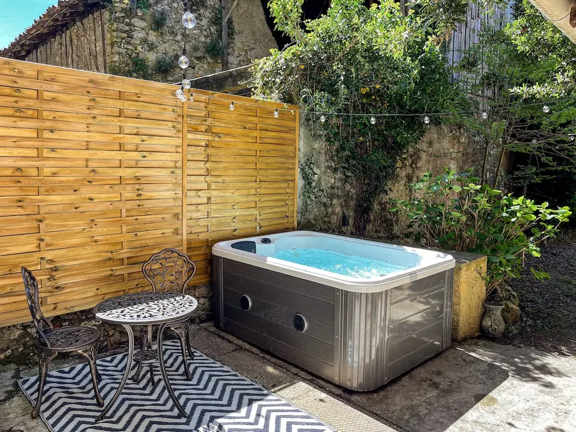 Your Relaxing Retreat: A/C, Hot Tub & Plancha - Image 1