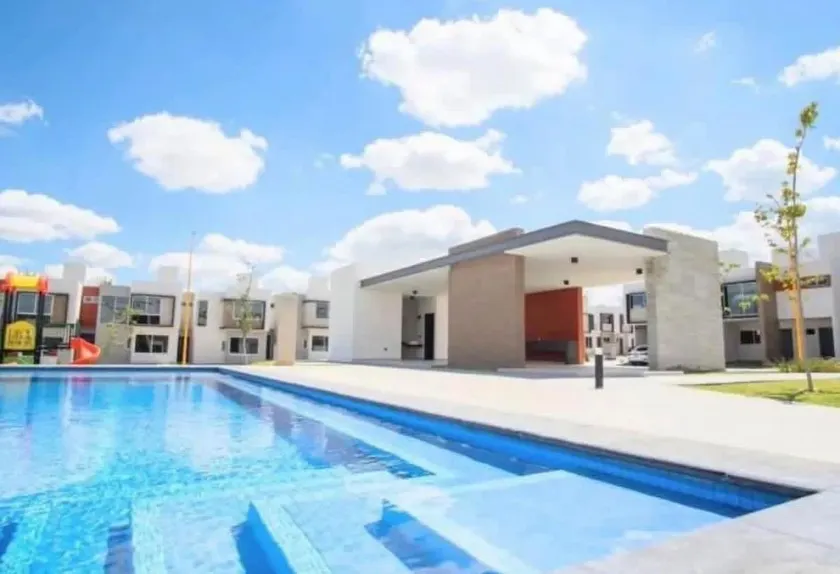 House with heated pool and private parking - Image 1