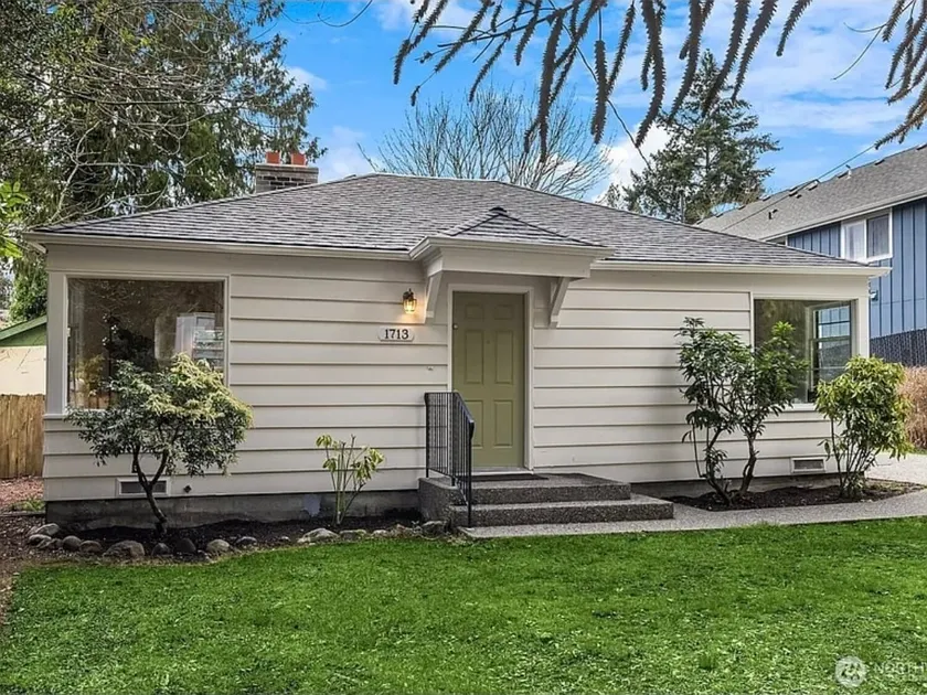 A Cozy 2-BR House w/ AC - Image 1