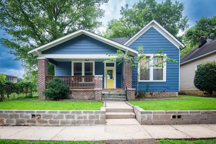 Division Den Charming One-Level w Backyard WiFi - Image 1