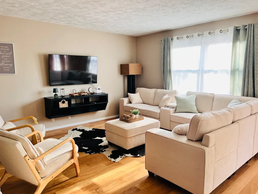 SummerRidge Oasis 4 beds+1 sleep sofa near airport - Image 1