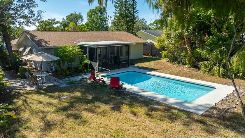 Pool & fenced-in yard in downtown edge bungalow - Image 1