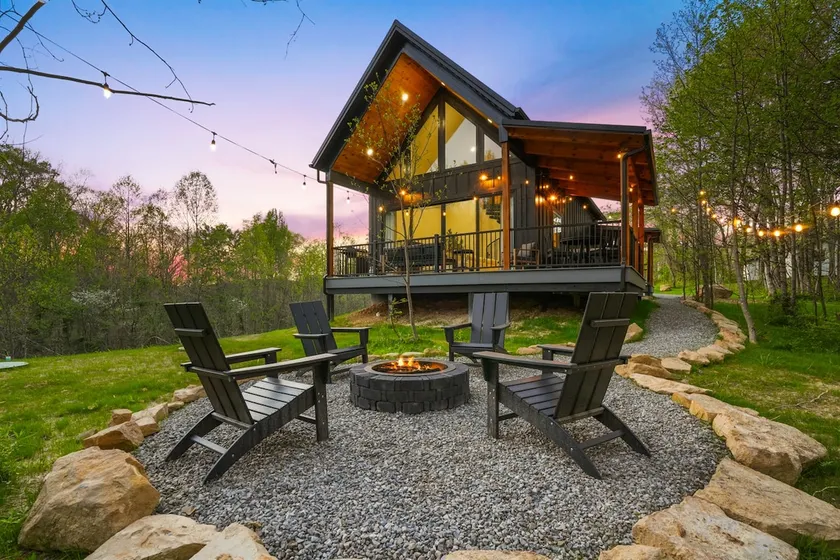 Spiral Loft · Hot Tub · Spa Bath | Lux Sleeps 4 - Image 1