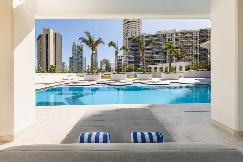 Meriton Suites Surfers Paradise - Image 1