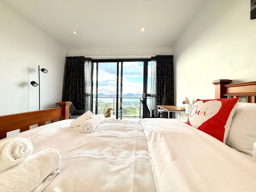 Coolabah Coastal Retreat with Sea Views - Image 1