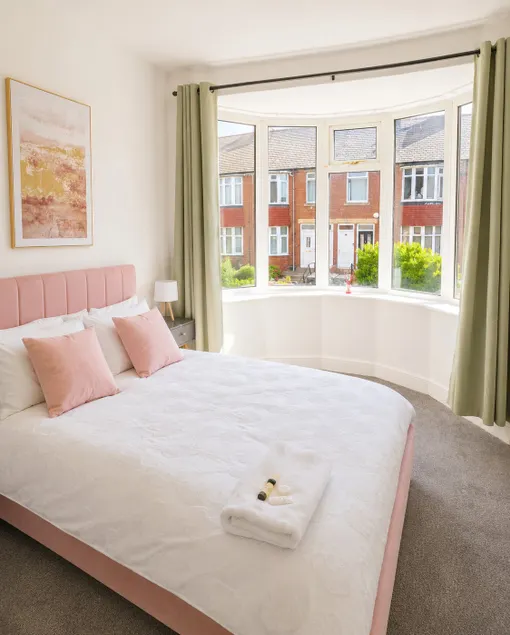 Gateshead Urban 3 Bed Home Sleeps 7, Free Parking - Image 1