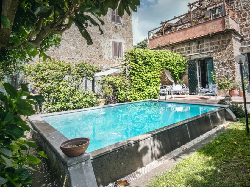 House with garden and swimming pool in a stately building - Image 1