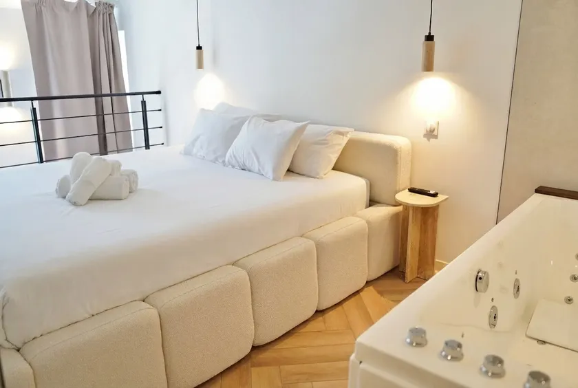 Air-conditioned Soho suite with whirlpool bathtub, 2 bedrooms - Image 1