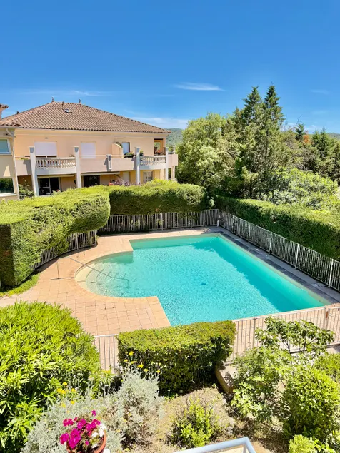 Spacious apartment in the Gulf of Saint-Tropez - Image 1