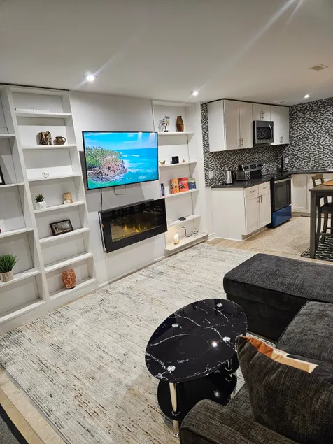 Modern Whitby Retreat: Near 401 & Private Entry - Image 1
