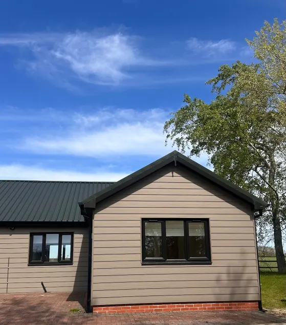 Lovely Lakeside Lodge - Image 1