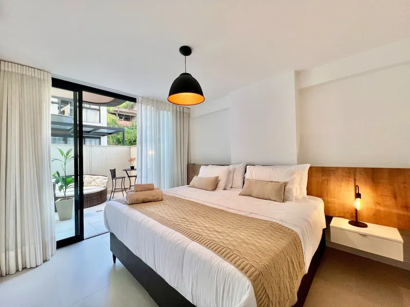 Full studio | King-Size Bed – Balcony - Image 1
