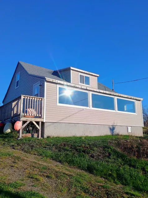 Charming Seaside Getaway with Spectacular Views - Image 1