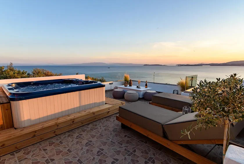 LemonTree Villa Rooftop Jacuzzi And Sea Views - Image 1