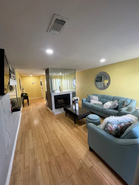 Comfortable Condo Near Major Plants & Beach - Image 1