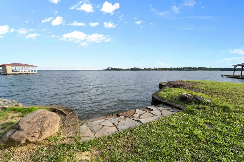 Peaceful Lakeside Serenity on Lake Palestine - Image 1