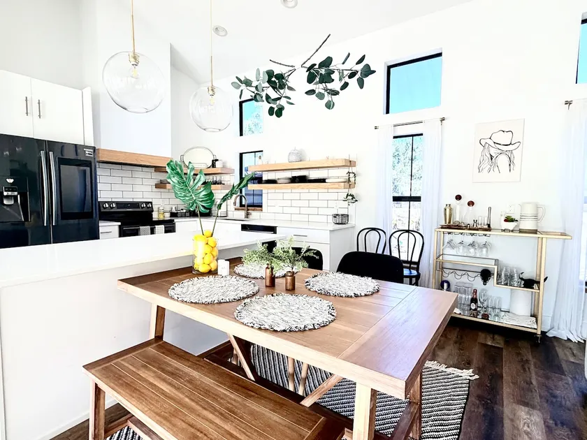 Modern Cozy Cottage | 9 Min to Airport | Hot tub - Image 1