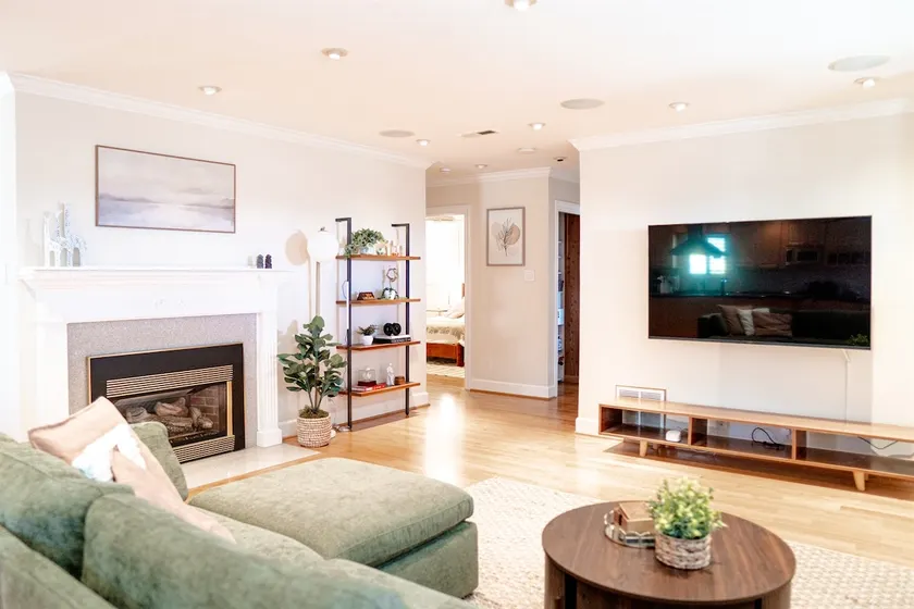 Luxo Stays | Sunlit Home w/ Bay Views & Fast WiFi - Image 1