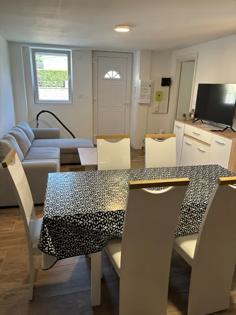 Pleasant, air-conditioned, single-story, two-bedroom apartment - Image 1