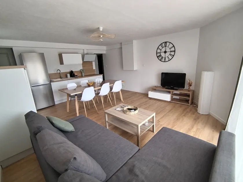 65 m² house with terrace and garden - Image 1