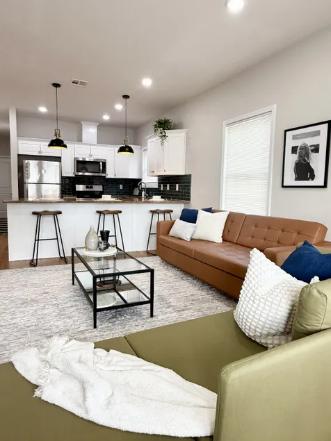 Sleeps 9 • Steps to NYC trains • FREE parking - Image 1