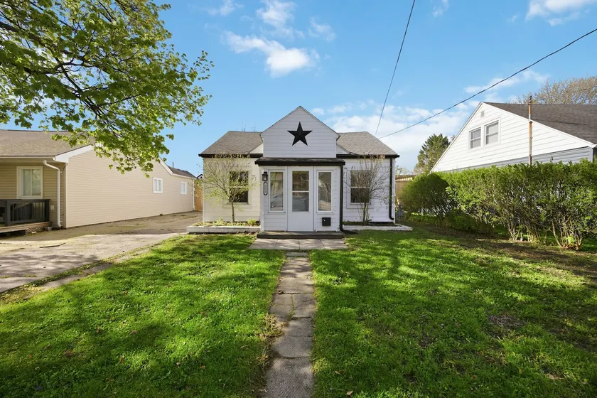 Bungalow On Ann- Fully Fenced Yard - Image 1