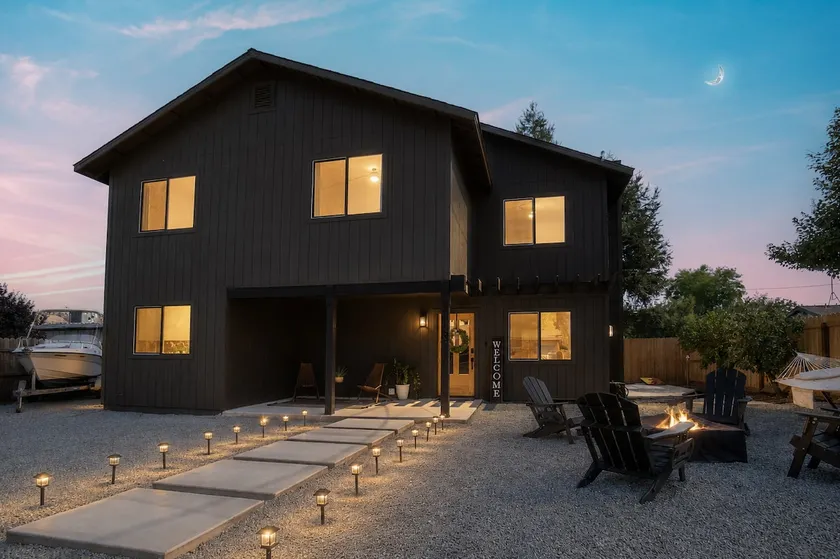 The Noir House | Near Sequoia + Hot Tub + 5 Beds - Image 1