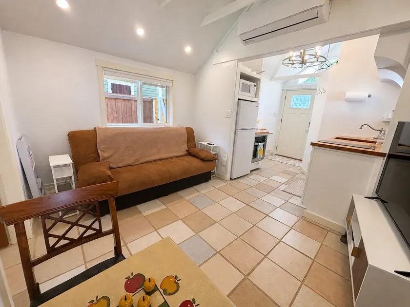 Persimmon Cottage Just 8 Blocks from the Square - Image 1